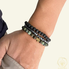 Carregar imagem no visualizador da galeria, Pulsera Triple con cruz