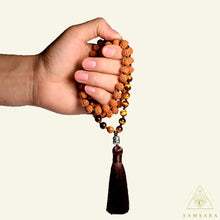Cargar imagen en el visor de la galería, Japa Mala -Rudraksha & Ojo de Tigre- 108 Cuentas anudadas